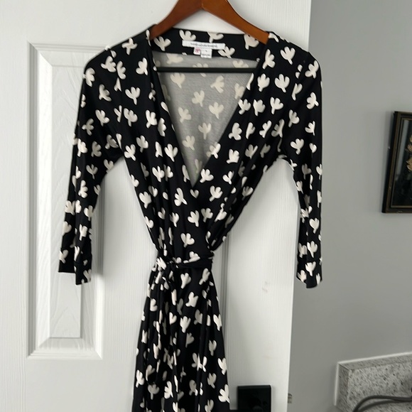 Diane Von Furstenberg “1974” wrap dress, black with white, size 2 - Picture 1 of 9